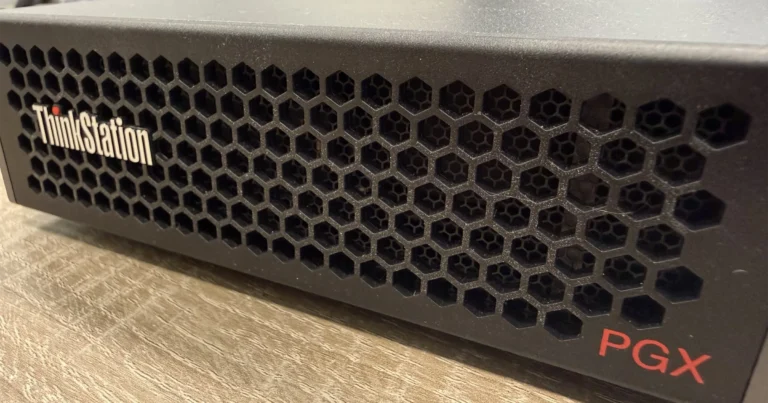 Server NVIDIA GB10 na stole při měření výkonu lokálních LLM modelů