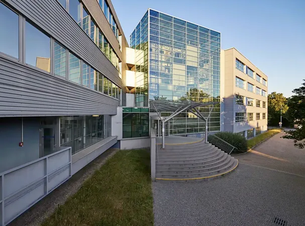 Vchod do sídla Alpha Solutions, Třebohostická 3069/14, Praha 10